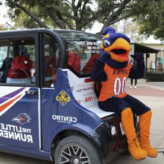 世界杯官方app's school mascot Rowdy the Roadrunner riding on a golf cart